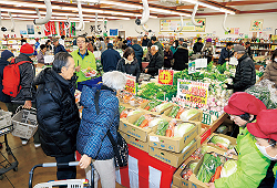 初売りで野菜と果物の福袋を販売(可児店)