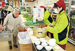 七草粥の試食の様子(関店)